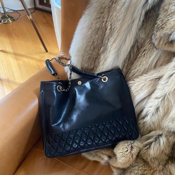 Black genuine lambskin leather medium size quilted with chain shopping tote - Picture 5 of 16